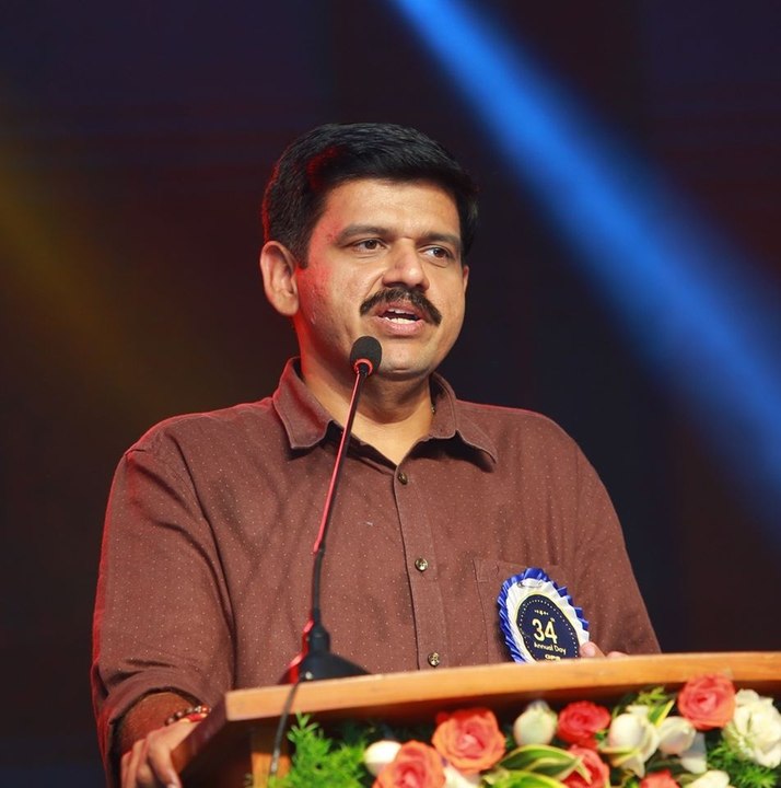 സൗകര്യമുണ്ടെങ്കില്‍ ഇരുന്നാല്‍ മതി സന്ദീപ് വാര്യരേ...