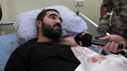 Enkaz altından çıkartılan gencin annesi, özel harekatçının ellerini öptü