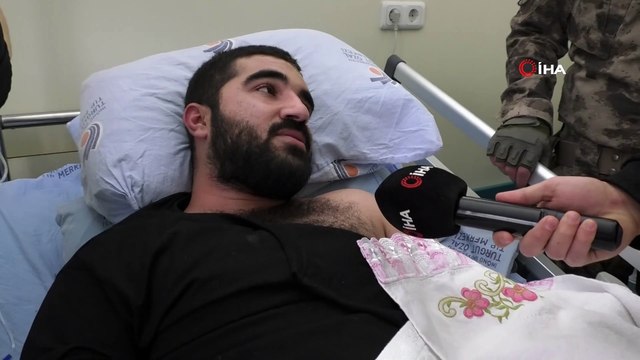 Enkaz altından çıkartılan gencin annesi, özel harekatçının ellerini öptü