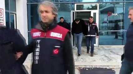8 kuyumcuyu sahte zincirlerle dolandıran şüpheliler araçlarında saklanırken yakalandı