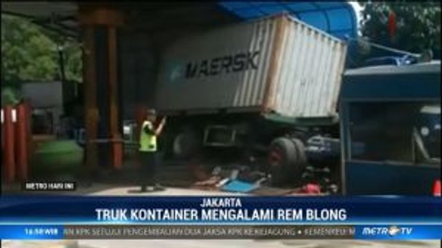 Rem Blong, Truk Kontainer Hantam Gardu Tol Halim