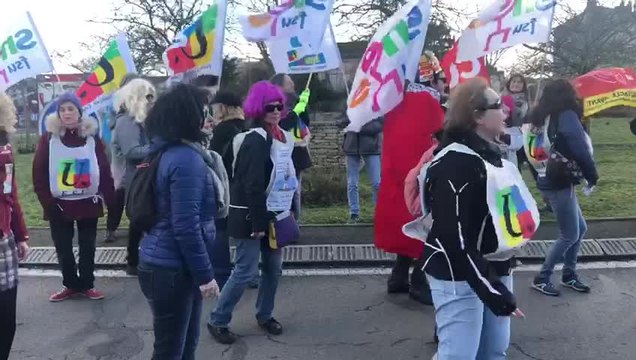 Les manifestants danses sur l'air de Champs-Elysées de Jos Dassin