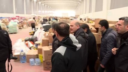 Bakanlar Soylu ve Koca, depremzedeler için gıdaların paketlenmesine yardım etti