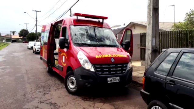 Mulher sofre fratura na perna após cair em imóvel, no Bairro Guarujá