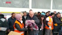 Bakanlar depremzedeler için yardımların paketlenmesine yardım etti