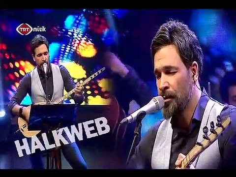 Aşık Mahzuni Şerif’in “İşte Gidiyorum Çeşmi Siyahım” türküsünü söyleyen Işılak türkünün sözlerini değiştirdi