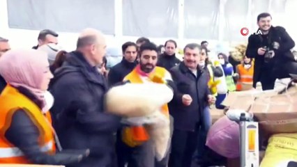 Bakanlar yardım kolilerinin doldurulmasına yardım etti
