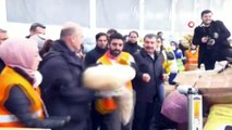 Bakanlar yardım kolilerinin doldurulmasına yardım etti