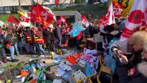 jets d'outils de travail et terrible cri de guerre des français en colère à la manifestation contre le projet de réforme des retraites à Toulon