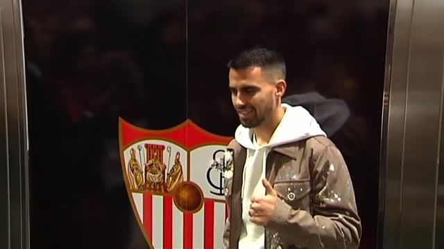 Suso aterriza en Sevilla para pasar el reconocimiento médico