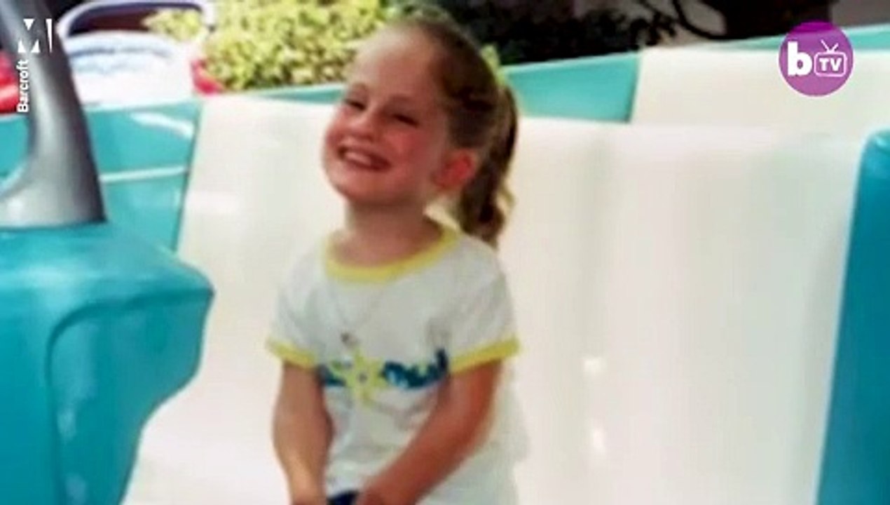 Cette institutrice est plus petite que la plupart de ses élèves.