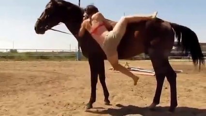 Même le cheval a montré sa sympathie pour la fille qui ne pouvait tout simplement pas grimper