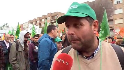 Cientos de personas se concentran frente a Agroexpo
