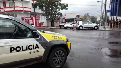 Carros batem na Rua Cuiabá, no Ciro Nardi