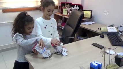 İlkokul öğrencisi iki kardeş, kumbarada biriktirdikleri paraları deremzedelere bağışladılar