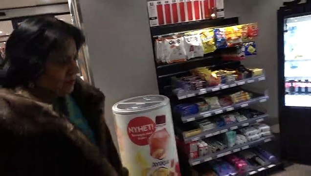 BDMV-274 Aruna & Hari Sharma at Christmas Tree Scandic Ishavshotel Lobby Tromsoe Dec 18, 2019