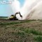 Cet ouvrier a percé une canalisation avec son bulldozer !