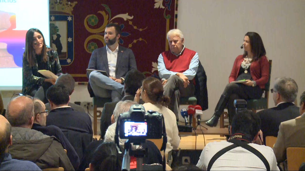 Felipe González en un acto de su fundación