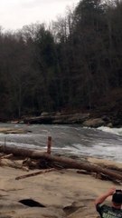 Un kayakiste plonge du haut d'une chute vertigineuse