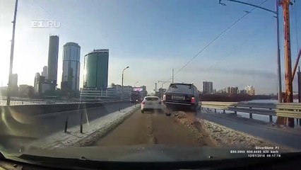 Il prend la voie de tramway pour aller plus vite et va le regretter