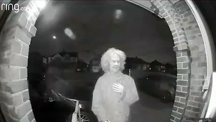 Quand une femme terrifiante sonne à la porte en pleine nuit