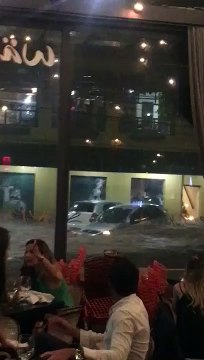 Les clients de ce restaurant se font surprendre par une crue éclair