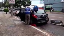 Carros batem na Rua Erechim, no Centro, e uma mulher se fere