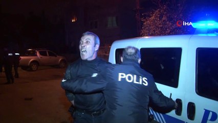 Sokak ortasında önce karısını dövdü sonra da kendini içeri kitleyip evini ateşe verdi