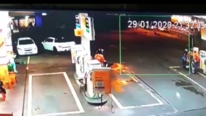 Câmera flagra grave colisão entre carro e moto no Bairro Clarito