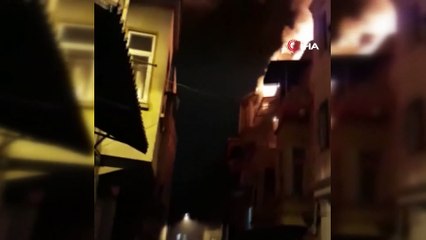 Dört katlı metruk binanın en üst katı alev alev yandı