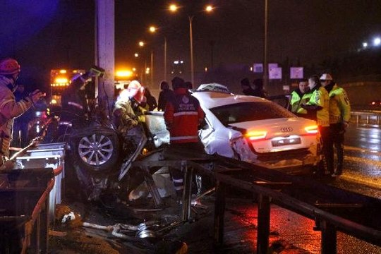 TEM'de feci kaza! Direğe çarpan otomobil iki parçaya ayrıldı, sürücü can verdi