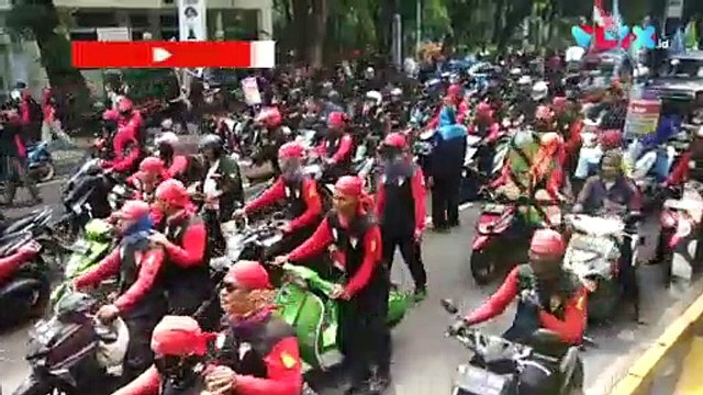 VIDEO: Ratusan Buruh 'Geruduk' Istana Tolak Omnibus Law