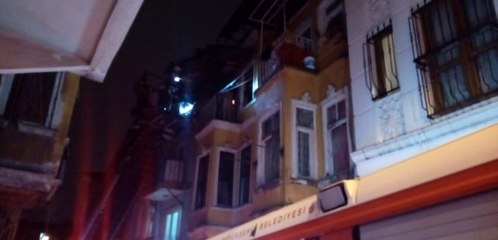 Dört katlı metruk binanın en üst katı alev alev yandı