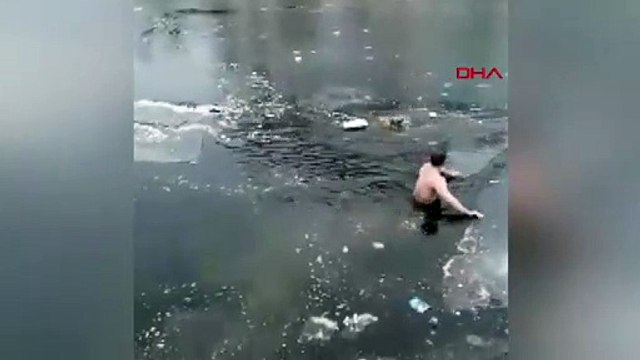 Donmuş nehre düşen köpeği böyle kurtardı