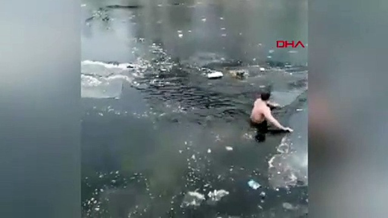Donmuş nehre düşen köpeği böyle kurtardı