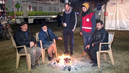 Çadırlarda Kalan Depremzedeler Geceyi Böyle Geçiriyor