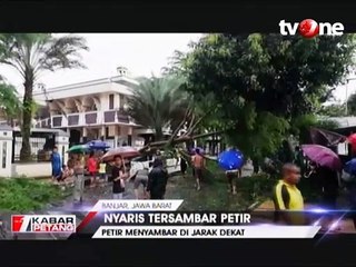 Warga Rekam Detik-detik Petir Sambar Pohon