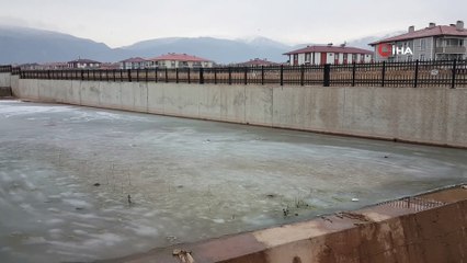 Soğuk hava dereleri dondurdu