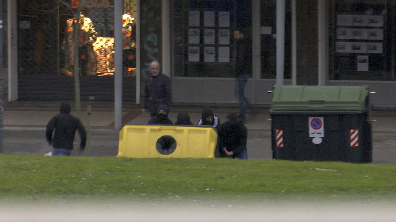 Encapuchados vuelcan contenedores en jornada de huelga