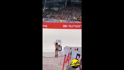 Kinsey Wolanski homenajea a Kobe Bryant con un desnudo