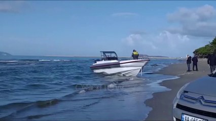 Ora News - Vlorë, bllokohet një skaf 10 metra i gjatë në plazhin e vjetër