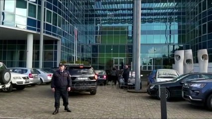 Ora News - Ambasadorja amerikane takim me kreun e SPAK