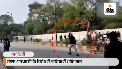 दिल्ली के जामिया इलाके में पुलिस की मौजूदगी में युवक ने फायरिंग की, एक व्यक्ति जख्मी