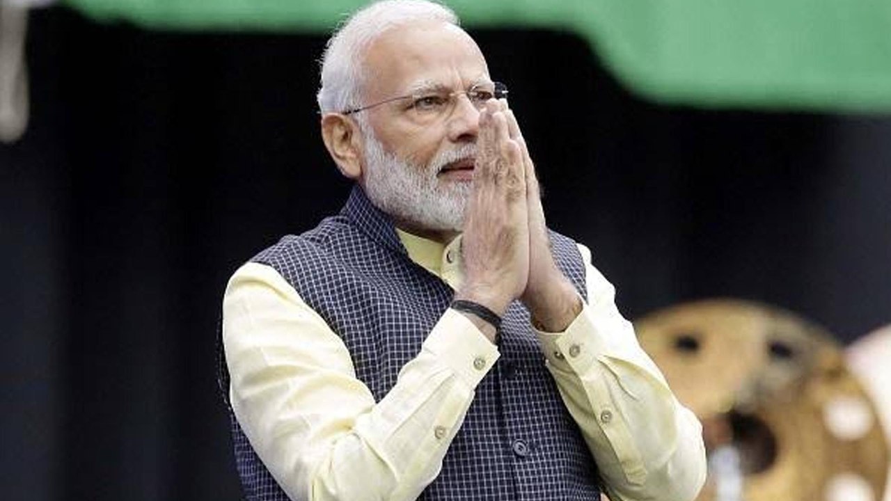 PM Modi payed his respect towards Gandhiji on M...