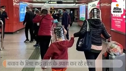 बचाव के लिए प्लास्टिक कंटेनर और बैग पहन रहे लोग
