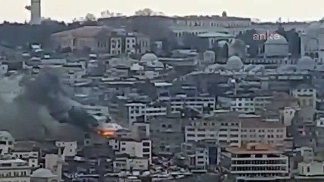 Eminönünde bulunan Süleymaniye Camiinin alt tarafında yer alan bir binanın çatı katında yangın çıktı. Yangına çok sayıda itfaiye ekibi müdahale ediy