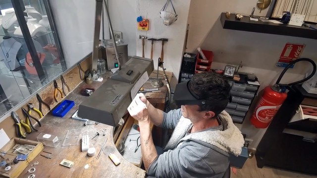 Vauvert : visite de l'atelier du bijoutier Yann Durig