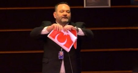 Irkçı Yunan milletvekilinden skandal hareket: Türk Bayrağını yırttı