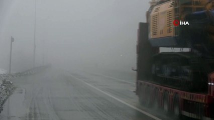 Bolu Dağı’nda kar yağışı ve sis etkili oluyor