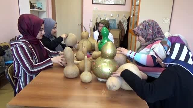 Muşlu kadınlar kurslarda hediyelik eşyalar üretiyor
